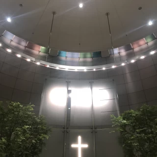高い天井に優しい色とりどりのライトが素敵でした。