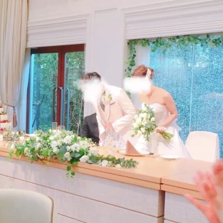テーブルやブーケは緑多めでお花は白い小花にしてもらいました