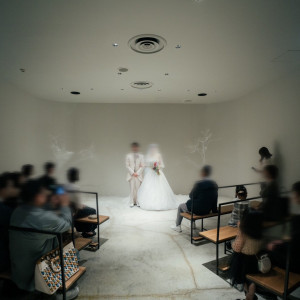 映像がない場面もシンプルでお洒落なチャペルで素敵です|521419さんのApartment2c weddingの写真(1835257)