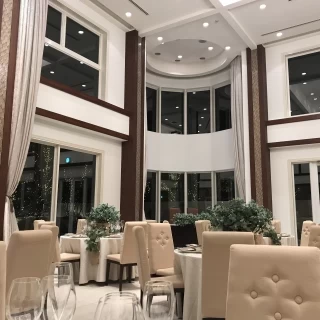 展示が高く、白基調です。
