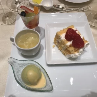 取り分けたウエディングケーキです。