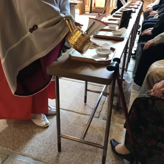 親族に注がれるお神酒