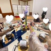 新婦友人テーブルで乾杯