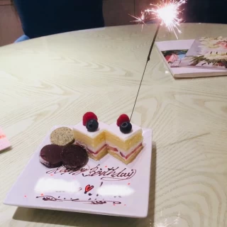 誕生日で特別メッセージ入りケーキいただきました