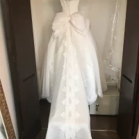 控え室にドレスがかけてありました