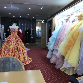 ドレスが多いです。