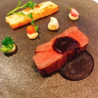 メインのお肉料理！ポテトグラタンも美味しかったです！