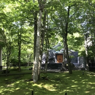 緑のなかに佇むチャペル。鳥のさえずりが聞こえます。