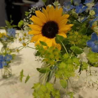 好きな向日葵を入れてもらいました。プラン内の装花です。