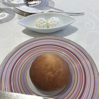 焼きたてのモチモチしたパンと柚子入りのバター