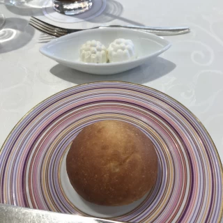焼きたてのモチモチしたパンと柚子入りのバター