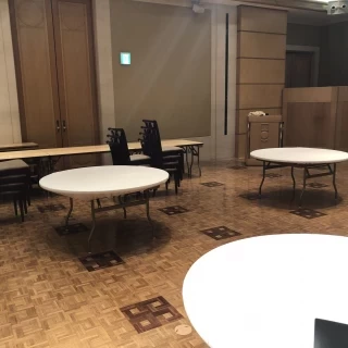披露宴会場です。地下のため少し薄暗いように感じました。