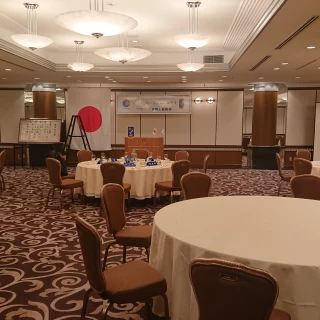 少人数の方向けの披露宴会場なのかなと思いました。