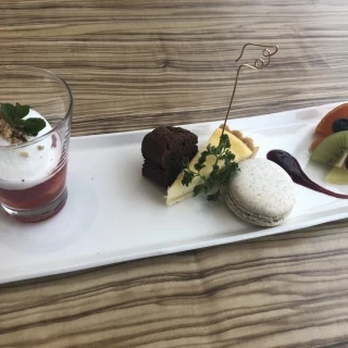 デザートの試食、ムース、ケーキ、マカロン、フルーツです