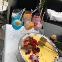 ケーキブュッフェの一部。飲み物の用意もあります。