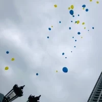 ドロップ&フライという風船をプールに投げ、空へ飛ばす演出。