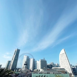 屋上からの景色をバックに集合写真を撮りました。