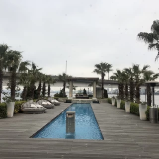 披露宴会場の目の前にあるプール。晴れたら気持ち良さそうです