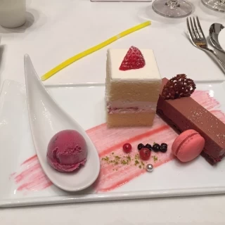 ウェディングケーキとともにデザートのプレートがありました。
