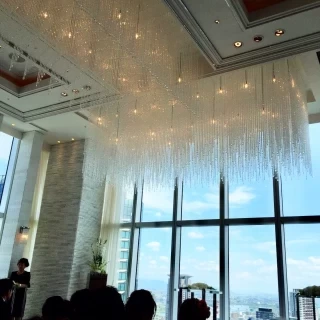 青い空が見えて幻想的な空間です。