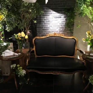 新郎新婦の席の装飾例
ソファーでゲストとの距離を近く