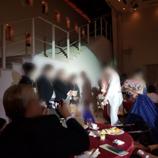 階段下で両親への花束・記念品贈呈でした