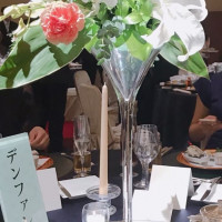テーブルによって装花のデザインが変えられていました。