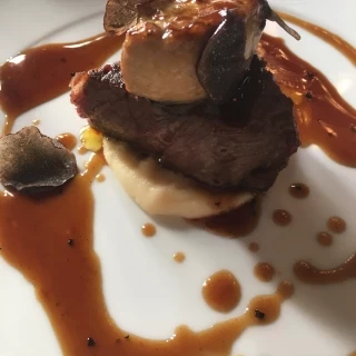 メイン料理。フォアグラが柔らかく美味しい。
