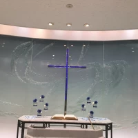 青い十字架は個性的ですが、少し安っぽい印象…