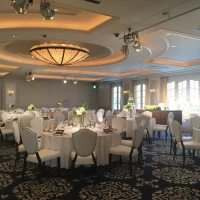 窓から刺す光が明るい印象をプラスしてくれます。