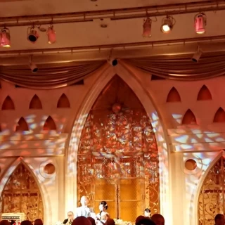 クラシカルで重厚感のある会場は照明も素敵でした。