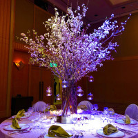 桜の木が飾られたインパクト大のテーブルコーディネート