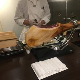 豚の足から直接カットしたものをすぐに食べられる。