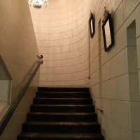 ロビーからの挙式への階段