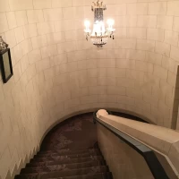 ロビーから挙式への階段