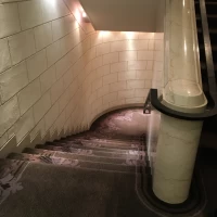 ロビーから挙式への階段