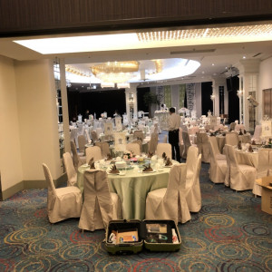 テーブルクラスは2色使い。準備風景|522755さんの沖縄かりゆしアーバンリゾート・ナハ（ウエディング取扱終了）の写真(716828)