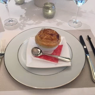試食のスープ。パイで包んであります。