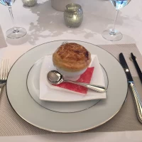 試食のスープ。パイで包んであります。