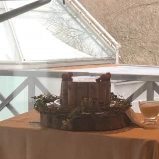 丸太を模したウェディングケーキ