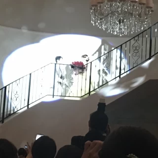 新郎が新婦を迎えに行き薔薇の花束をあげる演出です