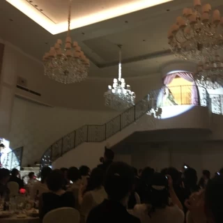 新婦が階段からお色直しをして降りてくる演出です。