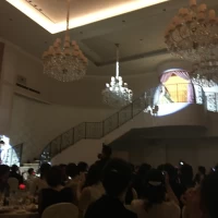 新婦が階段からお色直しをして降りてくる演出です。