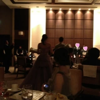 両親へ花束贈呈するシーンです