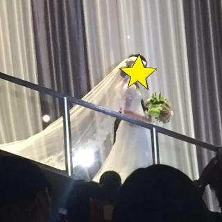 披露宴会場には二階から再入場できる階段があります