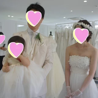 入るとウェディングドレスが店内に並んでいます