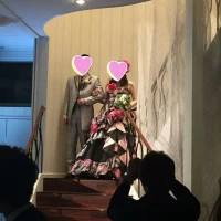階段から新郎新婦が再入場