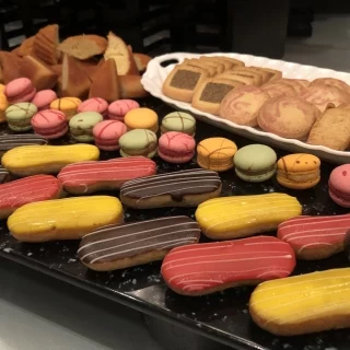前室でのお菓子やカナッペも美味しかったです。