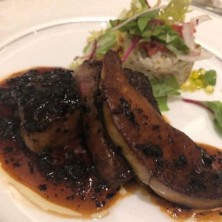 肉料理　フォアグラと国産フィレ肉です。