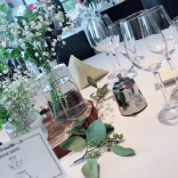 カラードレスが大花柄だったので、引き立つような配色に。